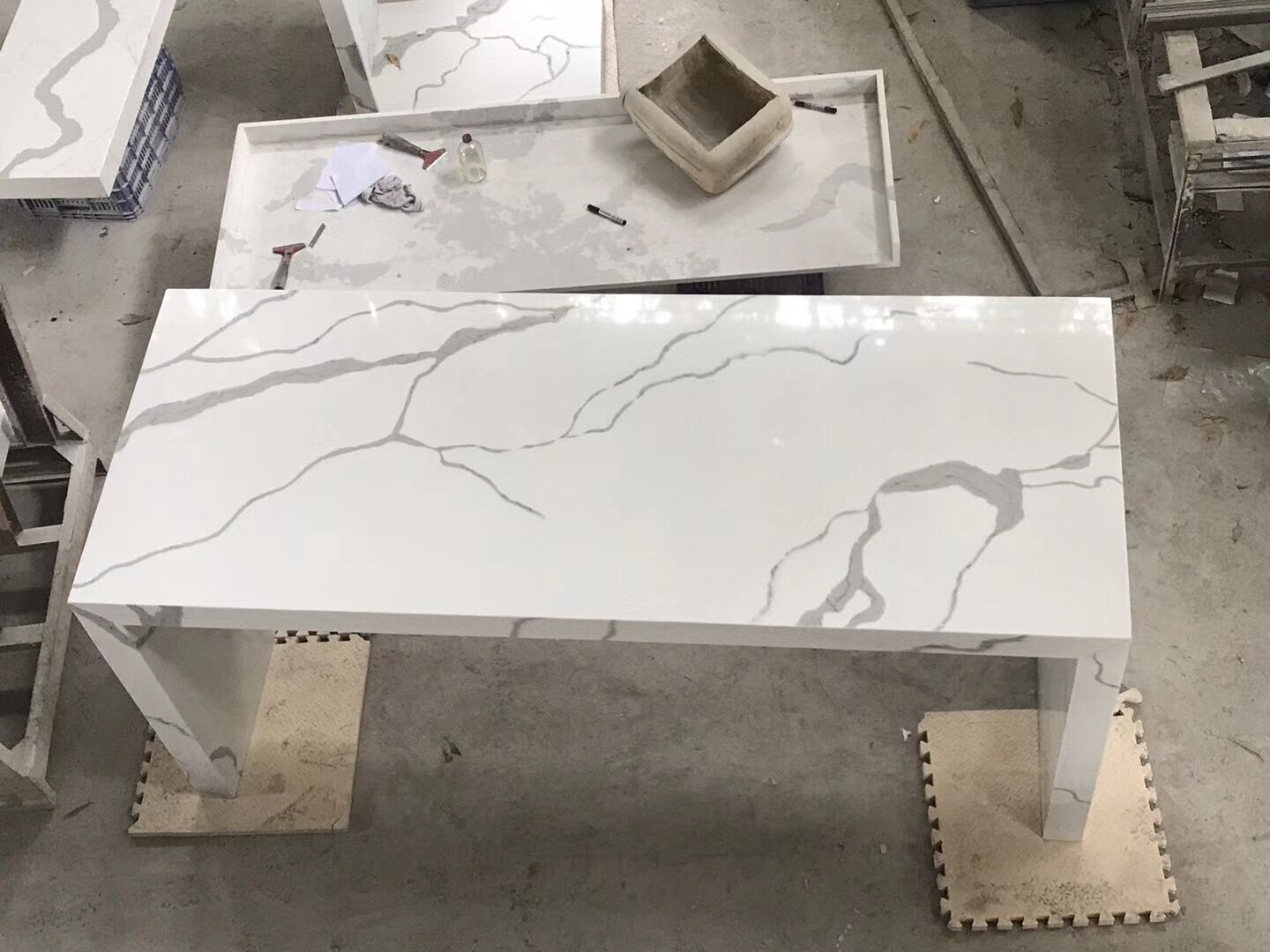 Pure white quartz surfaces